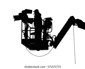 La aislada silueta de camarógrafo filmando un evento deportivo al aire libre desde la grúa en el aire