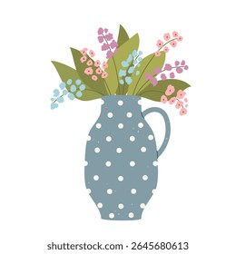 Ilustração vetorial plana isolada de jarro azul vintage com pontos polka brancos e buquê de flores silvestres sobre fundo branco. Estilo de vida Cottagecore. Elemento interior da casa.