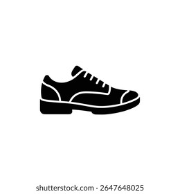 A imagem gráfica isolada exibe um sapato de couro preto sólido com cadarços, um calcanhar sutil e uma sola definida. É perfeito para projetos de moda e design.