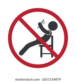 Sinal de proibição isolado de uma pessoa relaxada descansando em uma cadeira usando smartphone, simbolizando preguiça, má postura e aviso de dependência do telefone celular.