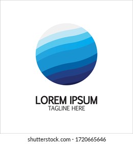 Logo de forma redonda aislada. Logotipo de color azul. Imagen de agua flotante. Superficie del río oceánico.