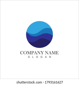 Logo de forma redonda aislada. Logotipo de color azul. Imagen de agua que fluye. Mar, océano, superficie fluvial
