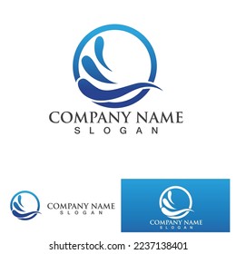 Logo de forma redonda aislada. Logotipo de color azul. Imagen de agua que fluye. Mar, océano, superficie del río.