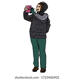  Ilustración vectorial aislada. Mujer turista de pie tomando fotos con su celular. Dibujo a mano de doodle colorido.