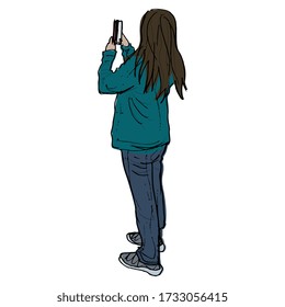 Ilustración vectorial aislada. Mujer joven parada de espaldas con ropa casual con teléfono celular. Muchacha con el pelo suelto tomando foto. Esbozo colorido dibujado a mano. 