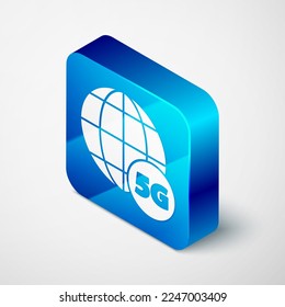 Isometric 5G nuevo icono de conexión inalámbrica a internet inalámbrico aislado en el fondo gris. Tecnología de velocidad de datos de conexión de alta velocidad de red global. Botón cuadrado azul. Vector