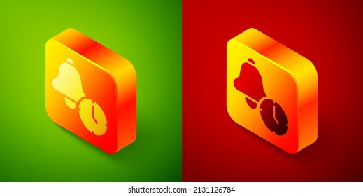 Icono de reloj de alarma isométrica aislado en fondo verde y rojo. Despierten, levanten el concepto. Signo de tiempo. Botón cuadrado. Vector