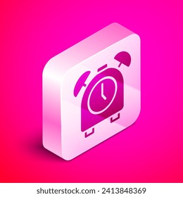 Icono de reloj de alarma isométrica aislado en fondo rosado. Despierten, levanten el concepto. Signo de tiempo. Botón cuadrado plateado. Vector