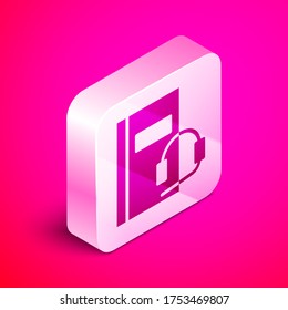 Icono de libro de audio isométrico aislado en fondo rosado. Reserva con auriculares. Señal de guía de audio. Concepto de aprendizaje en línea. Botón cuadrado plateado. Ilustración vectorial