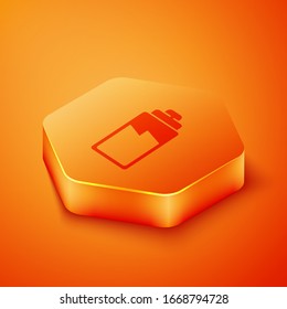 Isométrico Icono indicador del nivel de carga de la batería aislado en el fondo naranja. Botón hexágono naranja. Ilustración vectorial