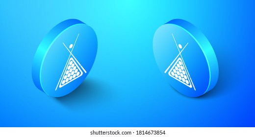 Isometric Billiard cue and ball en un icono de triángulo de rack aislado en fondo azul. Botón de círculo azul. Vector.