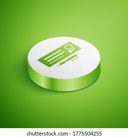 Plantilla en blanco isométrico del icono de cheque bancario y lápiz aislado en fondo verde. Página de verificación de la libreta de tesorería con campos vacíos que rellenar. Botón Círculo blanco. Ilustración vectorial