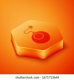 Isometrische Bombe bereit zum Explodieren Symbol einzeln auf orangefarbenem Hintergrund. Orangefarbene Hexagon-Taste. Vektorillustration-Illustration