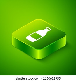 Botella isométrica del icono del vino aislada en el fondo verde. Botón cuadrado verde. Vector