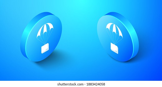 Caja isométrica volando sobre icono de paracaídas aislado en fondo azul. Parcela con paracaídas para envío. Servicio de entrega, concepto de transporte aéreo, bonificación. Botón de círculo azul. Vector.