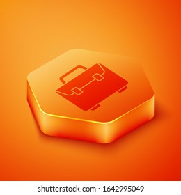 Isometric Briefcase icono aislado en fondo naranja. Signo de caso comercial. Cartera de negocios. Botón hexágono naranja.  Ilustración vectorial