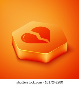 Isometrisches gebrochenes Herz oder Scheidungssymbol einzeln auf orangefarbenem Hintergrund. Liebessymbol. Valentinstag. Orangefarbene Hexagon-Taste. Vektorgrafik