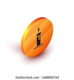 Isomtric Burning vela en icono de candelabro aislado en fondo blanco. Vela cilíndrica con llama ardiente. Botón de círculo naranja. Ilustración vectorial