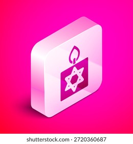 Vela ardiente isométrica en candelero con estrella de David icono aislado sobre fondo rosa. Vela cilíndrica con llama ardiente. Botón cuadrado plateado. Vector