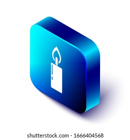 Isometric Burning vela icono aislado en fondo blanco. Vela cilíndrica con llama ardiente. Botón cuadrado azul. Ilustración vectorial