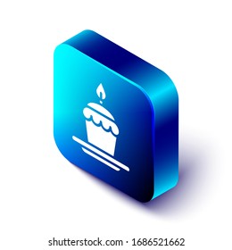 Pastel isométrico con el icono de quemar velas aislado en fondo blanco.Feliz cumpleaños. Botón cuadrado azul. Ilustración vectorial