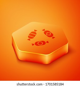 Icono de Candy isométrico aislado en fondo naranja. Botón hexágono naranja. Ilustración vectorial