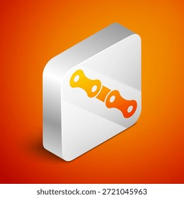 Icono isométrico de la cadena del coche aislado en fondo naranja. Botón cuadrado plateado. Vector