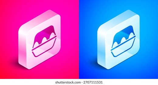 Huevo de pollo isométrico en icono de caja aislado en fondo rosa y azul. Botón cuadrado plateado. Vector