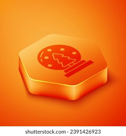 Nieve de Navidad isométrica en globo con nieve caída e icono de árbol de navidad aislado en un fondo naranja. Feliz Navidad y Feliz Año Nuevo. Botón hexágono naranja. Vector