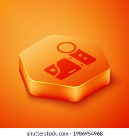 Isometric Cinema Camera icon aislado en el fondo naranja. Cámara de video. Signo de película. Proyector de película. Botón hexágono naranja. Ilustración vectorial
