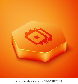 Isometric Cinema ticket icon aislado en color naranja. Botón hexágono naranja. Ilustración vectorial
