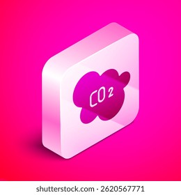 Isometrische CO2-Emissionen in der Wolke Symbol einzeln auf rosafarbenem Hintergrund. Kohlendioxid-Formel, Smog Verschmutzung Konzept, Umwelt Konzept. Silberner quadratischer Knopf. Vektorgrafik