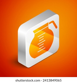 Icono de la olla isométrica del café aislado en el fondo naranja. Botón cuadrado plateado. Vector