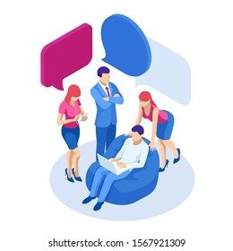 Concepto isométrico de discusión, charla, conversación, diálogo. Hombres y mujeres de negocios discuten en redes sociales, burbujas de discursos de diálogo, noticias, redes sociales, chat.