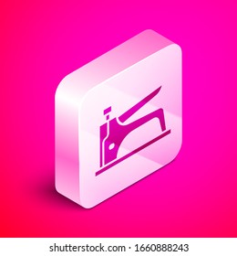 Isométrico icono de aplauso de la construcción aislado en fondo rosa. Herramienta de trabajo. Botón cuadrado plateado. Ilustración vectorial