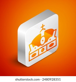 Isometrische Krone von Spanien Symbol isoliert auf orangefarbenem Hintergrund. Silbernes quadratisches Button. Vektorgrafik