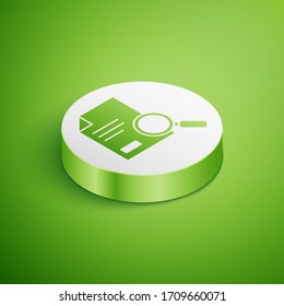 Documento isométrico con icono de búsqueda aislado en fondo verde. Icono de archivo y lupa. Signo de investigación analítica. Botón Círculo blanco. Ilustración vectorial