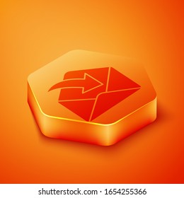 Icono de Sobre isométrico aislado en fondo naranja. Concepto de mensaje recibido. Nuevo mensaje entrante de correo electrónico, sms. Servicio de entrega de correo. Botón hexágono naranja.  Ilustración vectorial