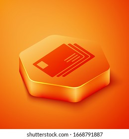 Icono de Sobre isométrico aislado en fondo naranja. Símbolo de carta de mensaje de correo electrónico. Botón hexágono naranja. Ilustración vectorial