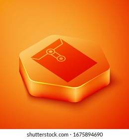 Icono de Sobre isométrico aislado en fondo naranja. Símbolo de carta de mensaje de correo electrónico. Botón hexágono naranja.  Ilustración vectorial