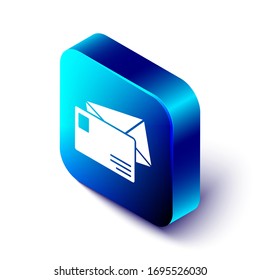 Icono sobre isométrico aislado en fondo blanco. Símbolo de carta de mensaje de correo electrónico. Botón cuadrado azul. Ilustración vectorial