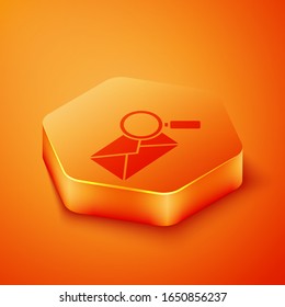 Correo electrónico sobre isométrico con icono de lupa aislado en fondo naranja. Botón hexágono naranja.  Ilustración vectorial