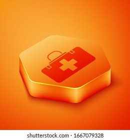 Isometric Primer kit de ayuda aislado en fondo naranja. Caja médica con cruz. Equipo médico de emergencia. Concepto de salud. Botón hexágono naranja. Ilustración vectorial