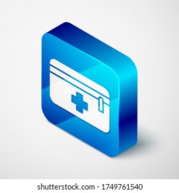 Isometric First aid kit icon aislado en fondo gris. Caja médica con cruz. Equipo médico de emergencia. Concepto de salud. Botón cuadrado azul. Ilustración vectorial