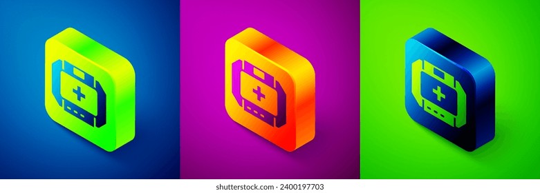 Isometric First aid kit icon aislado en fondo azul, púrpura y verde. Caja médica con cruz. Equipo médico de emergencia. Concepto de salud. Botón cuadrado. Vector
