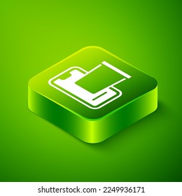 Comida isométrica en icono móvil aislado en fondo verde. Pedido por teléfono móvil. El concepto de restauración. Botón cuadrado verde. Vector