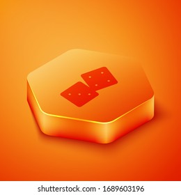 Isometric Game dice icon aislado en el fondo naranja. Juegos de casino. Botón hexágono naranja. Ilustración vectorial