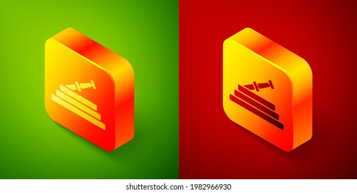 Isometric Garden manguera o icono de manguera de incendios aislados en fondo verde y rojo. Icono de pistola de aerosol. Equipo de riego. Botón cuadrado. Ilustración vectorial