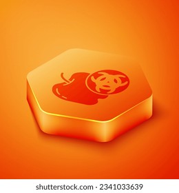 Isometrische Genetisch veränderte Apfelsymbol einzeln auf orangefarbenem Hintergrund. GVO-Früchte. Orangefarbene Hexagon-Taste. Vektorgrafik