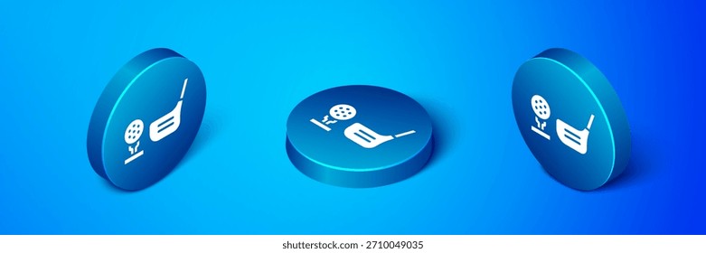 Isometrische Golffahne und Golfball auf T-Symbol einzeln auf blauem Hintergrund. Golfausrüstung oder Zubehör. Blauer Kreis-Knopf. Vektorgrafik